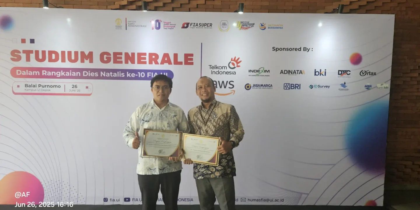 Ismail Khozen, manager Pratama Institute (kiri) dan Ahmad Fauzi, partner (kanan) di acara dies natalis FIA UI